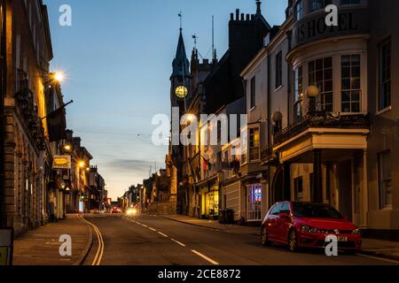 Die Corn Exchange, King's Arms Hotel und alte Geschäfte und Bürogebäude säumen die High East Street und High West Street im Stadtzentrum von Dorchester. Stockfoto