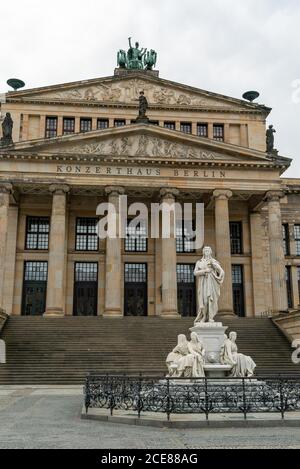 Berlin, Deutschland - 25. August 2020: Konzertsaal und Schiller-Statue in Berlin Stockfoto