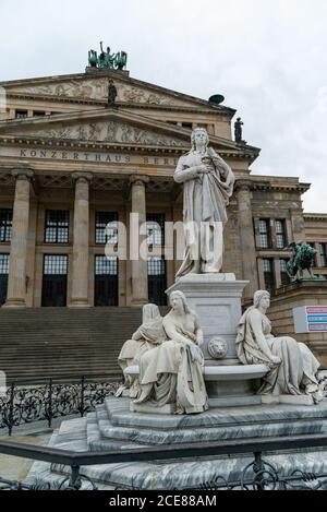 Berlin, Deutschland - 25. August 2020: Konzertsaal und Schiller-Statue in Berlin Stockfoto