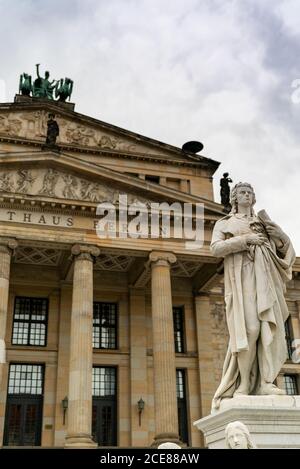 Berlin, Deutschland - 25. August 2020: Konzertsaal und Schiller-Statue in Berlin Stockfoto