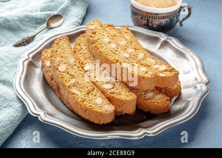 Biscotti, traditionelle italienische Mandelkekse, mit einer Tasse Kaffee Stockfoto