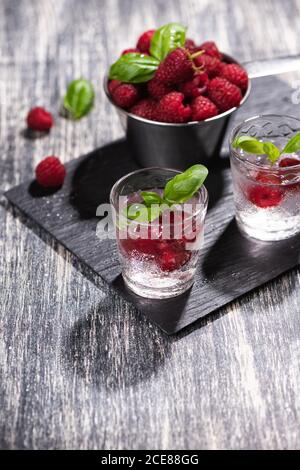 Alkohol Schüsse von Beeren Cocktail mit einer Himbeere Stockfoto