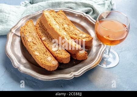 Biscotti, traditionelle italienische Mandelkekse, mit einem Glas santo Süßwein Stockfoto