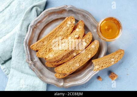 Biscotti, traditionelle italienische Mandelkekse, mit einem Glas Vin santo Süßwein, von oben geschossen Stockfoto