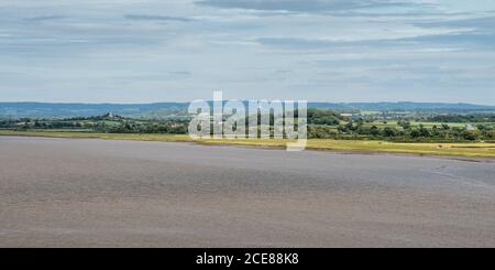 Die halbländliche Landschaft von South Gloucestershire am Ufer des Flusses Severn, einschließlich der St. Arilda's Church auf dem Hügel bei Oldbury. Stockfoto