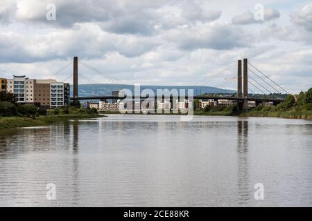 Die George Street Bridge überquert die Usk-Mündung in Newport, South Wales. Stockfoto