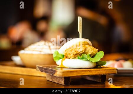 Hirata-Brötchen mit selektivem Fokus. Traditionelles japanisches Essen. Asiatische Küche aus gedünsteten Brötchen mit Salat und leckeren herzhaften Füllungen gefüllt, Sandw Stockfoto