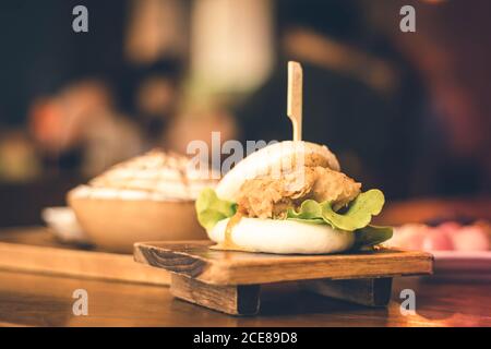 Hirata-Brötchen mit selektivem Fokus. Traditionelles japanisches Essen. Asiatische Küche aus gedünsteten Brötchen mit Salat und leckeren herzhaften Füllungen gefüllt, Sandw Stockfoto