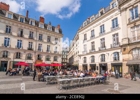 Brest (Nord-West-Frankreich): Gebäude Fassaden und Café-Terrassen in 'Place Bouffay' Platz, in der Altstadt Stockfoto