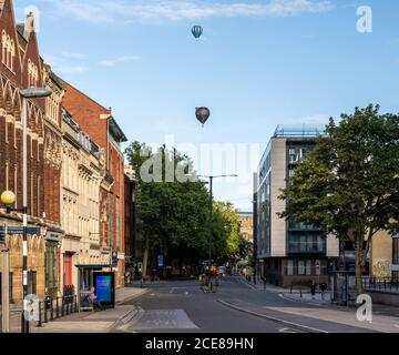 Heißluftballons schweben über das Stadtbild von Bristol an der Victoria Street in Redcliffe. Stockfoto