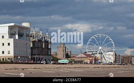 Portobello, Edinburgh, Schottland, Großbritannien. 31. August 2020. Temperatur 17 Grad und sonnig mit Wolke kommt in am Meer für die Bank Holiday Montag, ruhig am Strand und Promenade. Das Big Ferris Wheel wird nach einer umstrittenen Woche demontiert. Stockfoto