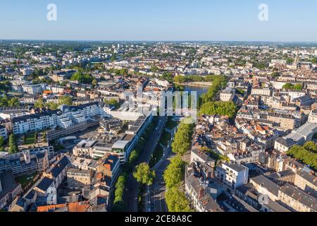 Nantes (Nordwestfrankreich): Luftaufnahme der Avenue 'cours des 50 otages' und des Flusses Erdre von der 'Tour Bretagne' (Brittany Tower) Stockfoto