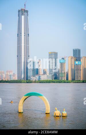 Wuhan China , 30. August 2020 : Vertikale Ansicht der Wuhan Skyline im Sommer 2020 einschließlich im Bau übergroßes Grönland Zentrum und überfluteten Yangt Stockfoto