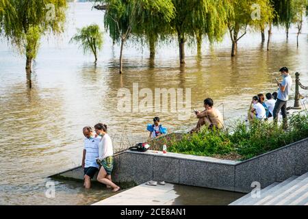 Wuhan China , 30 August 2020 : Chinesen genießen heißen sonnigen Sommer 2020 Tag auf Jangtze Fluss überflutete Flussufer in Wuhan Hubei China Stockfoto