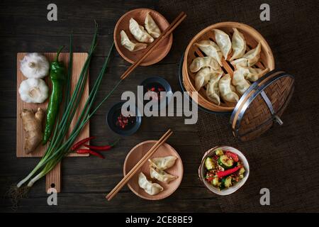 Chinesische gedünstete Knödel aus Gemüse und Schweinefleisch. Stockfoto