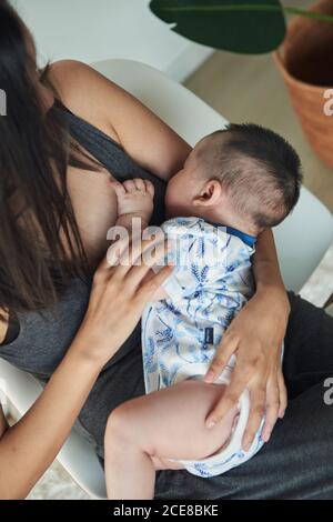 Mutter hält ihren Sohn zu Hause Stockfoto