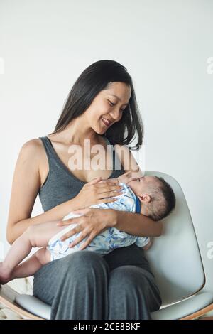 Mutter hält ihren Sohn zu Hause Stockfoto