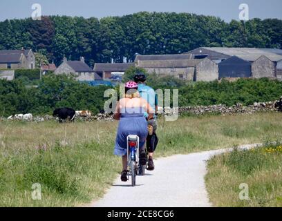 Kaukasisches Paar mit dem Fahrrad auf dem Tissington Trail, Peak District National Park, Derbyshire, England, Großbritannien im Juni Stockfoto