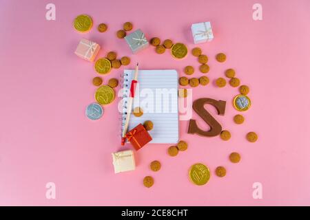 Brief an Sinterklaas . St. Nikolaus Tag Hintergrund. Grußkarte mit traditionellem Essen - Pepernoten, Schokoladenbrief, Geschenk, Karotten für Pferd. Konzept für Party in Saint Nicolas Tag fünf dezember Stockfoto