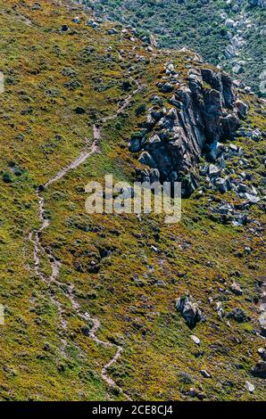 Majestätische Landschaft Blick auf einen schmalen Pfad auf einem Berg Steigung Stockfoto