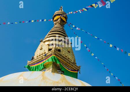 Der goldene Turm und die Kuppel von Swayambhunath Stupa, Kathmandu, Nepal Stockfoto