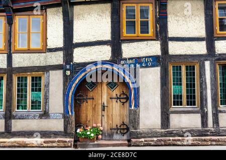 Hoexter, NW - 2. August 2020: Schönes altes hlf-Fachwerkhaus in Hoexter an der Weser im Weserrenaissance-Stil Stockfoto