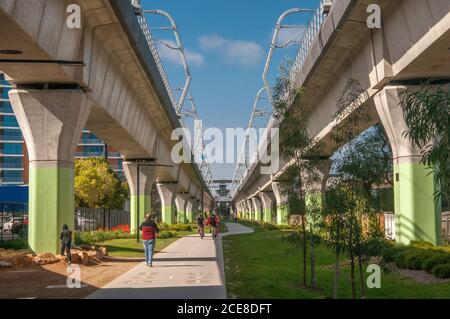 Im Rahmen des Projekts zur Entfernung von Bahnübergängen des Bundesstaates dienen nun fünf neue Bahnhöfe erhöhten Abschnitten der Dandenong-Linie im Vorort Melbourne Stockfoto