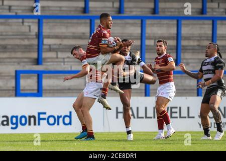 Darnell Mclntosh (5) von Huddersfield Giants fängt den hohen Ball Wie Ratu Naulago (33) vom Hull FC in die Tiefe taucht Der Ball Stockfoto