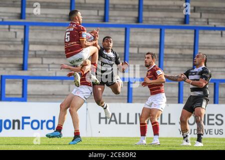 Darnell Mclntosh (5) von Huddersfield Giants fängt den hohen Ball Wie Ratu Naulago (33) vom Hull FC in die Tiefe taucht Der Ball Stockfoto