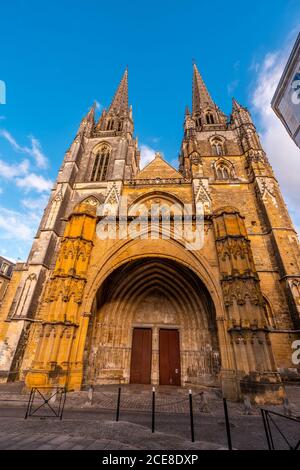 Nahaufnahme der Kathedrale der Heiligen Maria von Bayonne Stockfoto