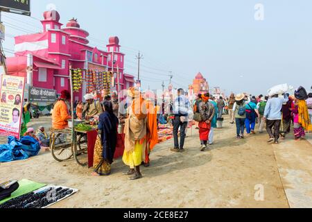 Pilger auf dem Weg nach Allahabad Kumbh Mela, der weltweit größte religiöse Versammlung, Uttar Pradesh, Indien Stockfoto