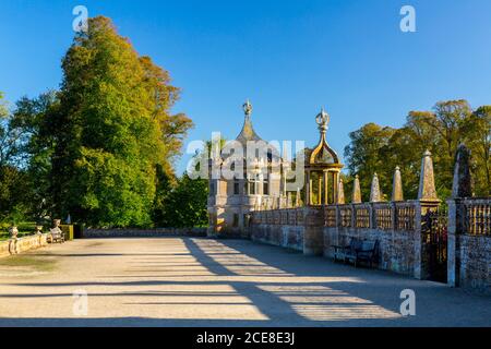 Ein Steinpavillon und die ersten Zeichen der Herbstfarbe auf den Bäumen im Montacute House, Somerset, England, Großbritannien Stockfoto