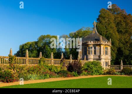 Ein Steinpavillon auf dem östlichen Rasen und die ersten Zeichen der Herbstfarbe auf den Bäumen im Montacute House, Somerset, England, Großbritannien Stockfoto