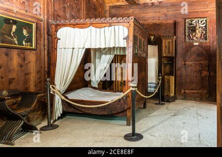 Fürstenschlafzimmer des mittelalterlichen Fürstenschlosses von Meran in Trentino-Südtirol im historischen Zentrum der Südtiroler Stadt. Merano, B Stockfoto