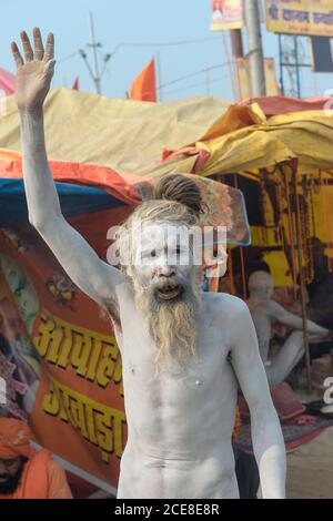 Sadhu mit weißer Asche bedeckt, nur für den redaktionellen Gebrauch, Allahabad Kumbh Mela, der weltweit größte religiöse Versammlung, Uttar Pradesh, Indien Stockfoto