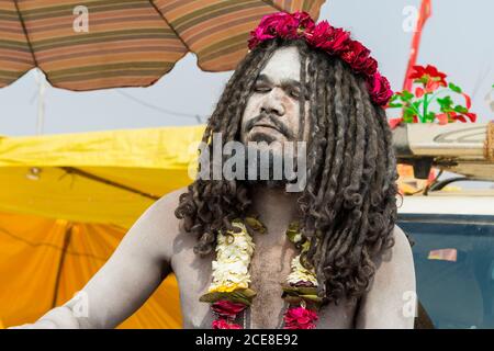 Sadhu mit weißer Asche bedeckt, nur für den redaktionellen Gebrauch, Allahabad Kumbh Mela, der weltweit größte religiöse Versammlung, Uttar Pradesh, Indien Stockfoto