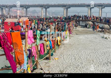 Pilger überqueren des Ganges auf einen temporären Pontoon Bridge, Allahabad Kumbh Mela, der weltweit größte religiöse Versammlung, Uttar Pradesh, Indien Stockfoto