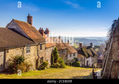 Blick auf den historischen und gepflasterten Gold Hill in der Reihe von Hütten in Shaftesbury, Dorset, England, Großbritannien Stockfoto