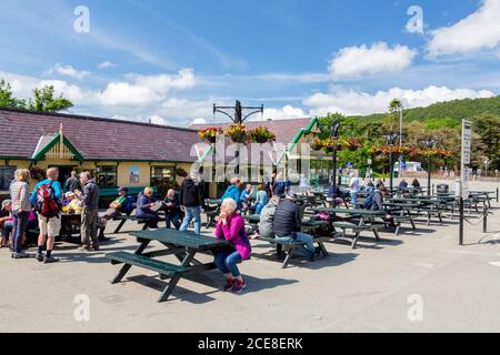 Menschenmassen genießen die Sommersonne am Snowdon Mountain Railway Station, Llanberis, Gwynedd, Wales, Großbritannien Stockfoto