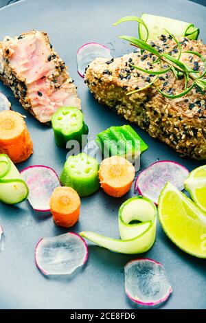 Gekochtes Thunfischsteak in Sesam mit Gemüse.Fischsteak Stockfoto