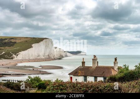 Cuckmere Haven 29. August 2020: Tagesausflügler und Spaziergänger nutzen dieses Wochenende das wunderschöne Wetter, um die Seven Sisters Cliffs auf der Th zu sehen Stockfoto