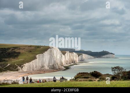 Cuckmere Haven 29. August 2020: Tagesausflügler und Spaziergänger nutzen dieses Wochenende das wunderschöne Wetter, um die Seven Sisters Cliffs auf der Th zu sehen Stockfoto