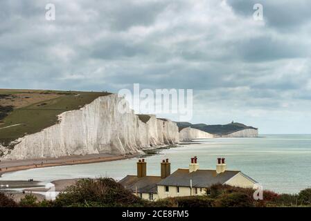 Cuckmere Haven 29. August 2020: Tagesausflügler und Spaziergänger nutzen dieses Wochenende das wunderschöne Wetter, um die Seven Sisters Cliffs auf der Th zu sehen Stockfoto