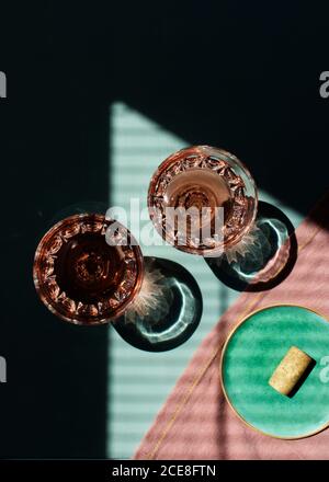 Gläser Rosenwein auf dem Tisch Stockfoto