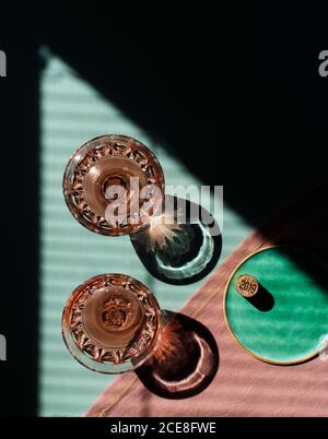 Gläser Rosenwein auf dem Tisch Stockfoto