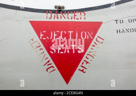 Auswurfsitz Warnhinweis auf einem De Havilland DH115 Vampire T.11 Düsenjäger auf dem Display im De Havilland Museum, London Colney, Großbritannien. Stockfoto