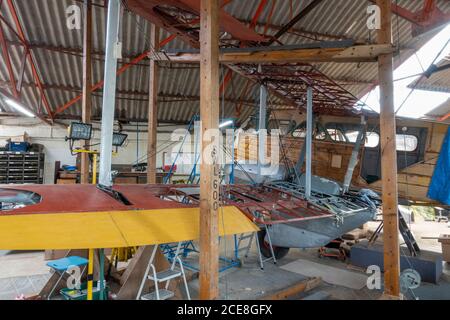 A de Havilland DH89A Dragon Rapide (G-AKDW) wird restauriert und im De Havilland Museum, London Colney, Großbritannien, ausgestellt. Stockfoto