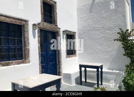 Wunderschönes weißes Steinhaus außen mit blauen Fenstern Stockfoto