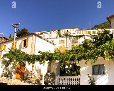 Schönes Dorf Vuno in Süd-Albanien, Balkan. Stockfoto