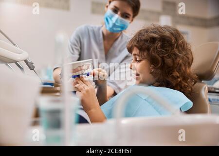 Zähneputzen Fähigkeiten eines jungen Patienten in der Zahnklinik Stockfoto